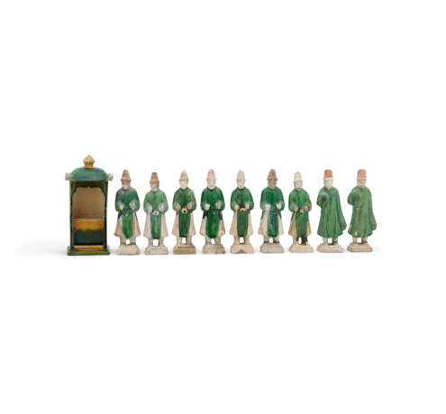 A GROUP OF NINETEEN SANCAI-GLAZED AND PAINTED POTTERY FIGURES - photo 4