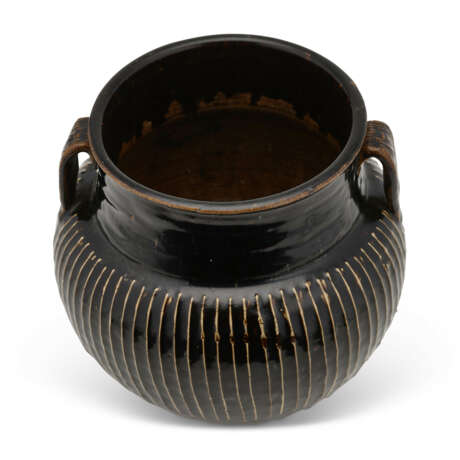 A LARGE BLACK-GLAZED RIBBED JAR - photo 4