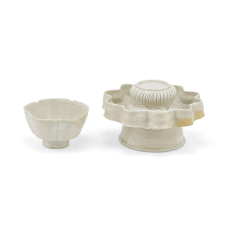 A WHITE-GLAZED FLORAL-FORM STEM CUP AND CUP STAND - photo 3