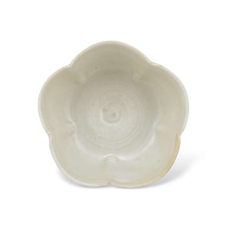 A WHITE-GLAZED FLORAL-FORM STEM CUP AND CUP STAND - Foto 5