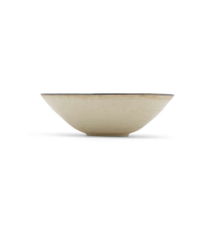 A DING-TYPE MOULDED ‘PHOENIX’ BOWL - фото 2