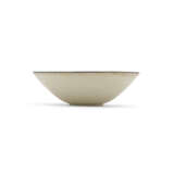A DING-TYPE MOULDED ‘PHOENIX’ BOWL - фото 2