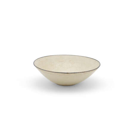 A DING-TYPE MOULDED ‘PHOENIX’ BOWL - фото 3