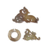 A GROUP OF THREE ARCHAISTIC JADE CARVINGS - фото 1