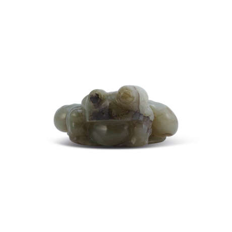 A SMALL CELADON JADE CARVING OF A TOAD - фото 1