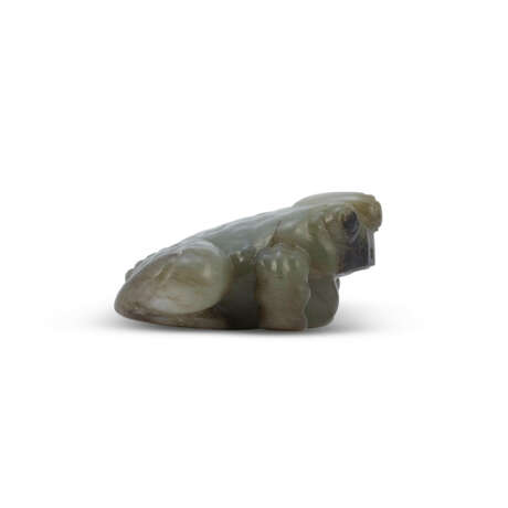 A SMALL CELADON JADE CARVING OF A TOAD - Foto 3