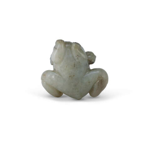 A SMALL CELADON JADE CARVING OF A TOAD - photo 7