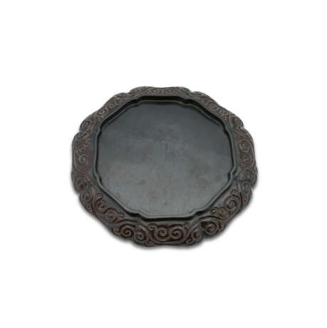A CARVED BLACK AND RED LACQUER FOLIATE TRAY - фото 3