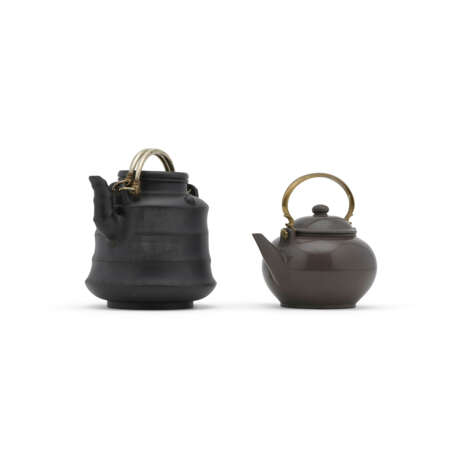 TWO YIXING TEA POTS AND COVERS - Foto 2