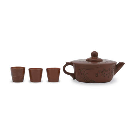 AN INSCRIBED QINZHOU KILN TEAPOT AND COVER AND THREE CUPS - фото 2