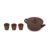AN INSCRIBED QINZHOU KILN TEAPOT AND COVER AND THREE CUPS - Foto 4