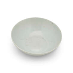 AN ANHUA DECORATED WHITE-GLAZED MANTOUBOWL 