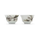 A PAIR OF GRISAILLE-DECORATED ‘LANDSCAPE’ CUPS - Foto 1