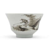 A PAIR OF GRISAILLE-DECORATED ‘LANDSCAPE’ CUPS - Foto 5