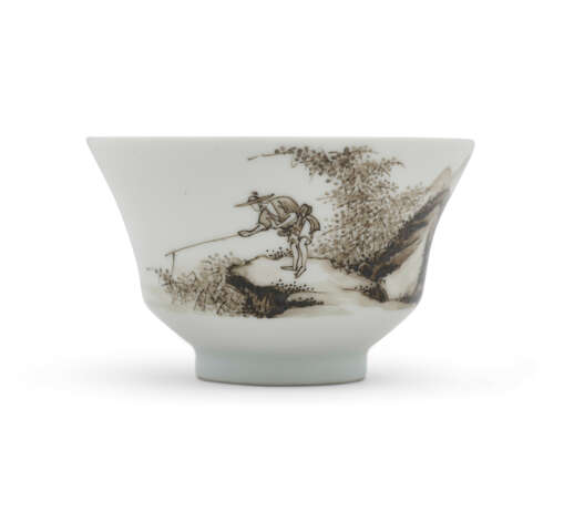 A PAIR OF GRISAILLE-DECORATED ‘LANDSCAPE’ CUPS - photo 5