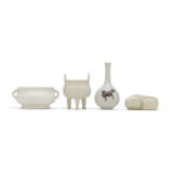 A GROUP OF THREE WHITE-GLAZED VESSELS AND A COPPER-RED-DECORATED BOTTLE VASE - Foto 1