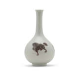 A GROUP OF THREE WHITE-GLAZED VESSELS AND A COPPER-RED-DECORATED BOTTLE VASE - Foto 3