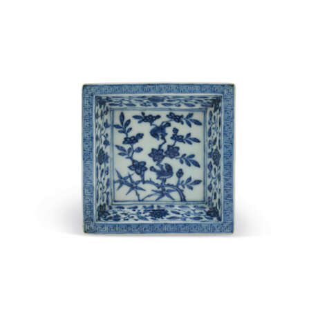 A MING-STYLE BLUE AND WHITE ‘BIRDS AND FLOWERS’ SQUARE DISH - фото 1
