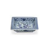 A MING-STYLE BLUE AND WHITE ‘BIRDS AND FLOWERS’ SQUARE DISH - Foto 2