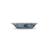 A MING-STYLE BLUE AND WHITE ‘BIRDS AND FLOWERS’ SQUARE DISH - фото 3