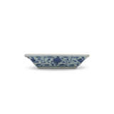 A MING-STYLE BLUE AND WHITE ‘BIRDS AND FLOWERS’ SQUARE DISH - фото 5