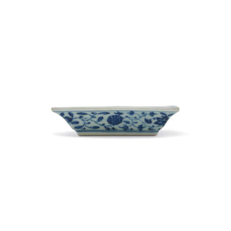 A MING-STYLE BLUE AND WHITE ‘BIRDS AND FLOWERS’ SQUARE DISH - Foto 6