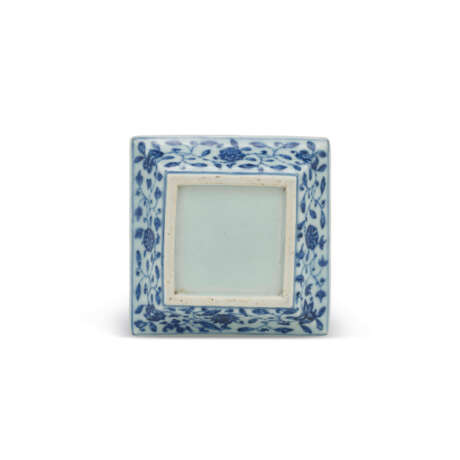 A MING-STYLE BLUE AND WHITE ‘BIRDS AND FLOWERS’ SQUARE DISH - photo 7
