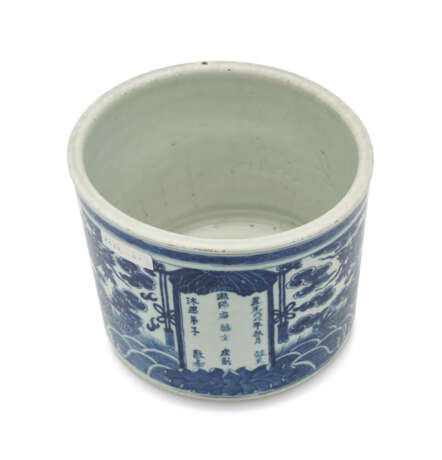 A LARGE INSCRIBED BLUE AND WHITE ‘DRAGON’ CYLINDRICAL CENSER - фото 3