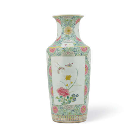 A FAMILLE ROSE ‘FLOWERS’ ROULEAU VASE - photo 1