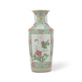 A FAMILLE ROSE ‘FLOWERS’ ROULEAU VASE - photo 2