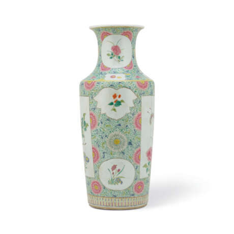 A FAMILLE ROSE ‘FLOWERS’ ROULEAU VASE - photo 3