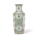 A FAMILLE ROSE ‘FLOWERS’ ROULEAU VASE - Foto 3