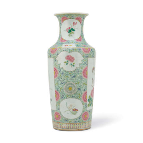 A FAMILLE ROSE ‘FLOWERS’ ROULEAU VASE - photo 4