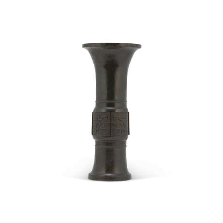 A BRONZE 'TAOTIE' VASE, GU - Foto 3