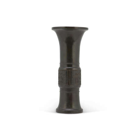 A BRONZE 'TAOTIE' VASE, GU - фото 4