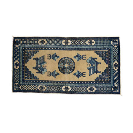 TWO BLUE AND CREAM COLOURED RUGS - Foto 5