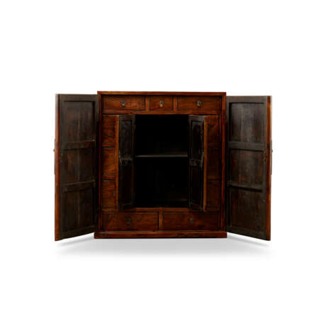 A SMALL HUANGHUALI KANG CABINET - Foto 3