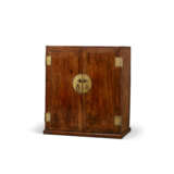 A SMALL HUANGHUALI KANG CABINET - Foto 4