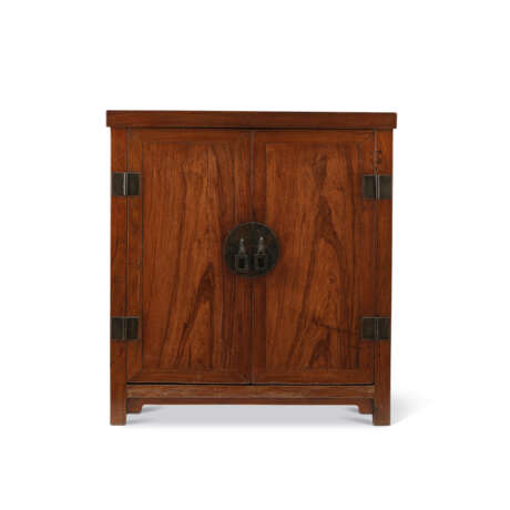 A SMALL HUANGHUALI CABINET - Foto 1