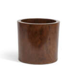 A HARDWOOD BRUSH POT - Foto 1