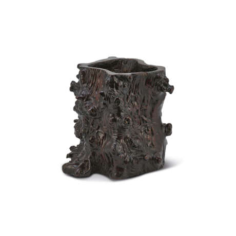 A LACQUERED ROOTWOOD SCROLL POT - фото 1