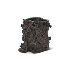 A LACQUERED ROOTWOOD SCROLL POT