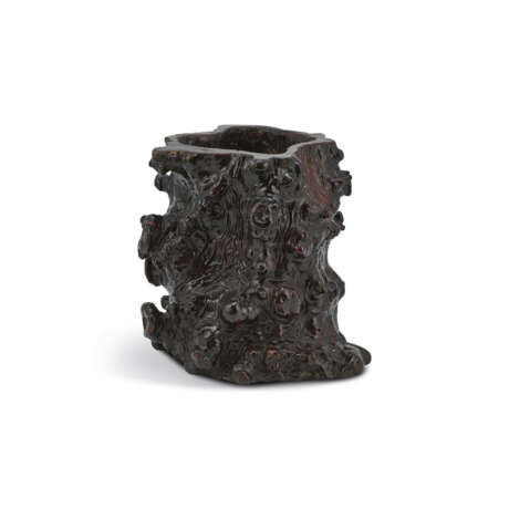 A LACQUERED ROOTWOOD SCROLL POT - фото 2