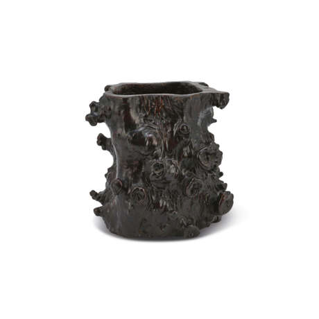 A LACQUERED ROOTWOOD SCROLL POT - photo 3