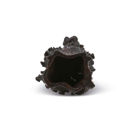 A LACQUERED ROOTWOOD SCROLL POT - Foto 4