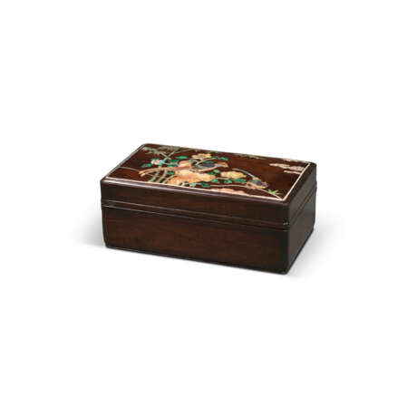 A HARDSTONE AND MOTHER-OF-PEARL INLAID ZITAN BOX AND COVER - Foto 4