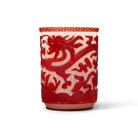 A RED-OVERLAY WHITE GLASS ‘DRAGON’ BRUSH POT - Foto 1