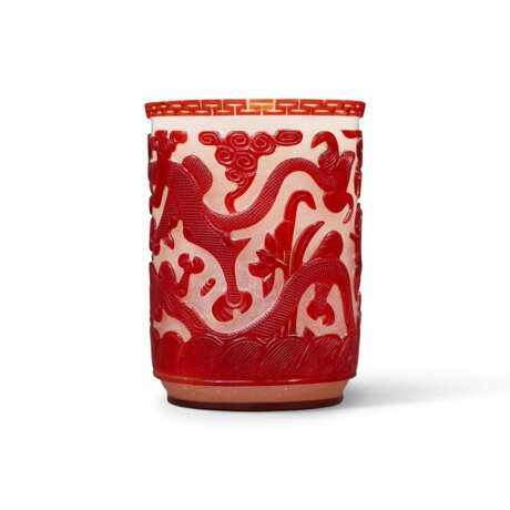 A RED-OVERLAY WHITE GLASS ‘DRAGON’ BRUSH POT - Foto 3