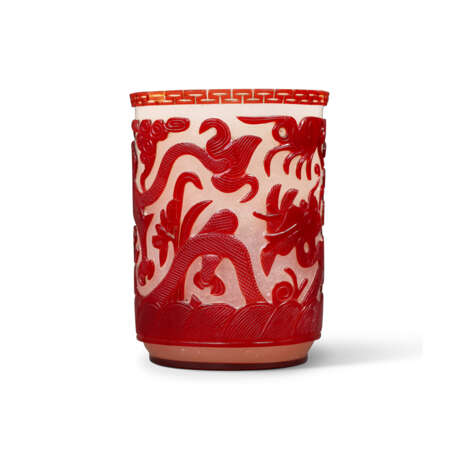 A RED-OVERLAY WHITE GLASS ‘DRAGON’ BRUSH POT - фото 4