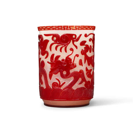 A RED-OVERLAY WHITE GLASS ‘DRAGON’ BRUSH POT - фото 5